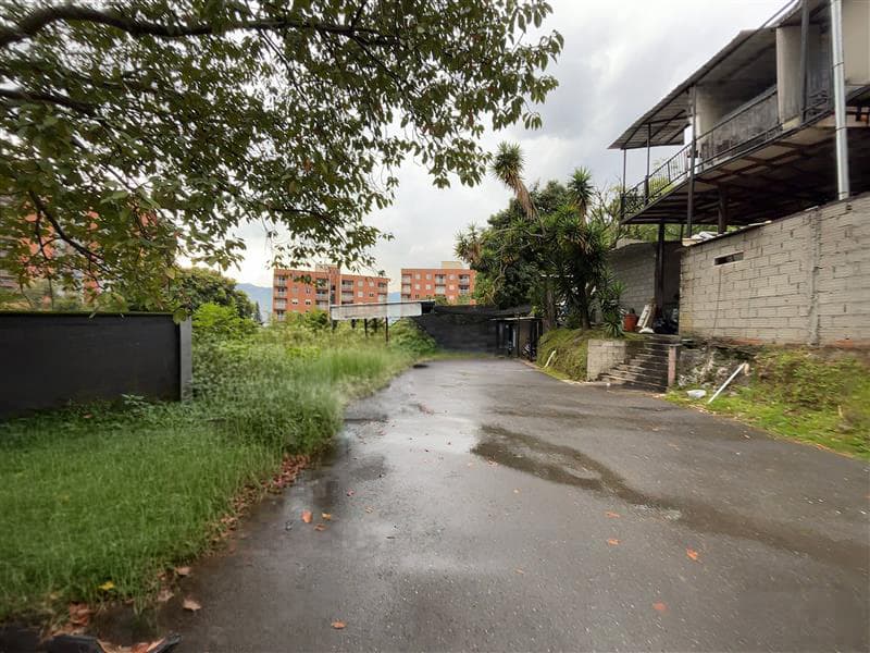 Lote con construcción en Venta - Medellín, Antioquia - 1